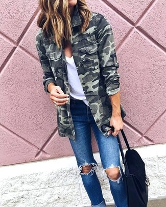 Comment porter un t-shirt à col en v blanc avec un jean skinny bleu