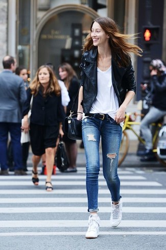 Comment porter un t-shirt à col en v blanc avec un jean skinny bleu