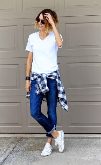 Comment porter un t-shirt à col en v blanc avec un jean skinny bleu