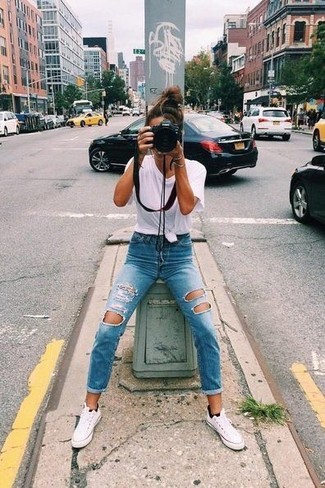 Comment porter un t-shirt à col en v blanc avec des baskets basses blanches