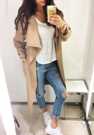 Comment porter un t-shirt à col en v blanc avec des baskets basses blanches