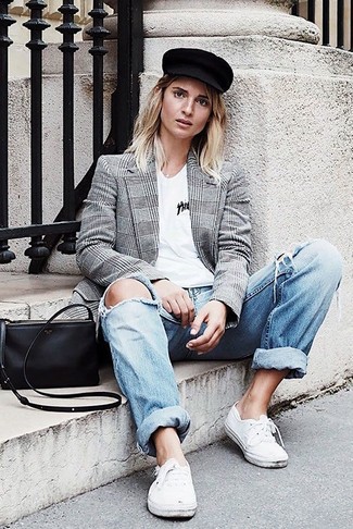 Comment porter un t-shirt à col en v blanc avec des baskets basses blanches