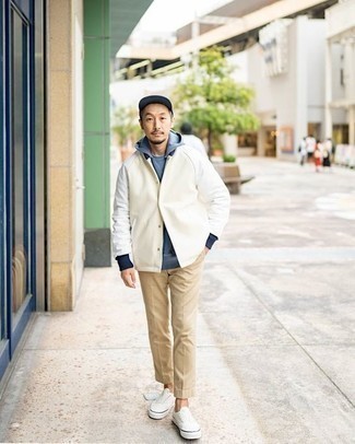 Comment porter une veste universitaire blanche pour un style decontractés