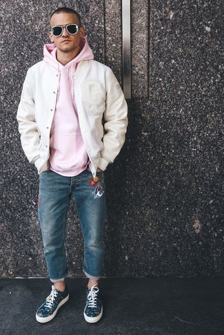 Comment porter une veste universitaire blanche pour un style decontractés