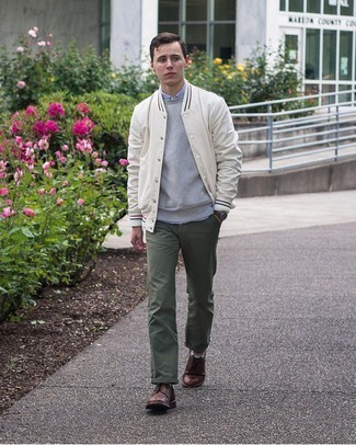 Comment porter une veste universitaire blanche pour un style chic decontractés