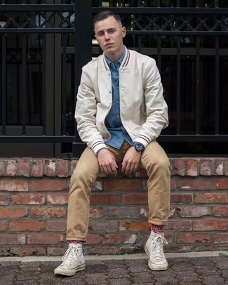 Comment porter une veste universitaire blanche pour un style decontractés