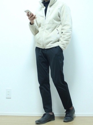 Des chaussures derby à porter avec un pull à fermeture éclair blanc