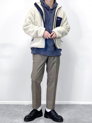Des chaussures derby à porter avec un pull à fermeture éclair blanc