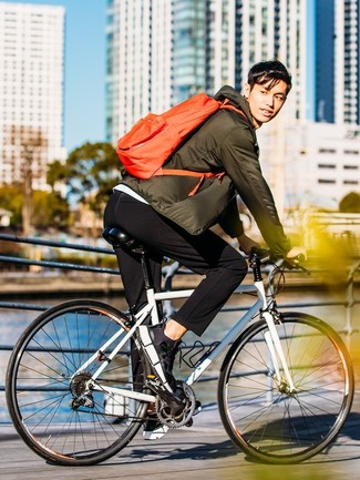 Comment porter un sac à dos jaune