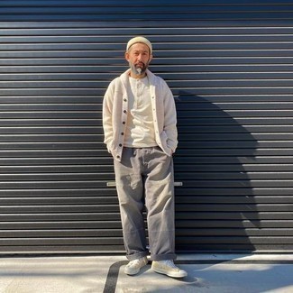 Comment porter des baskets basses en toile jaunes
