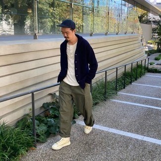 Comment porter des baskets basses en toile jaunes