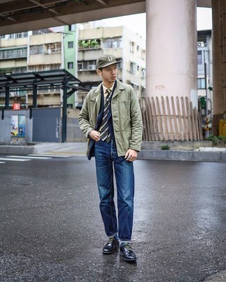 Un jean à porter avec une chemise de ville jaune