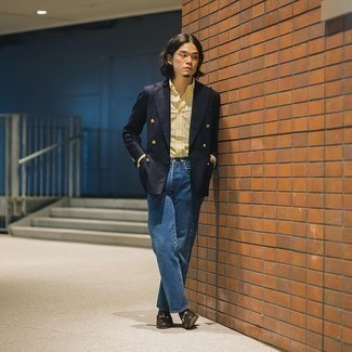 Un jean à porter avec une chemise de ville jaune