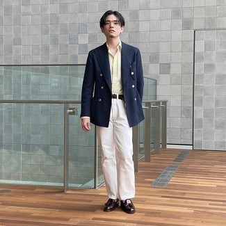 Un jean à porter avec une chemise de ville jaune