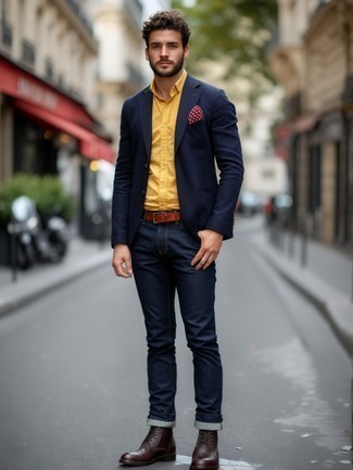 Un jean à porter avec une chemise de ville jaune