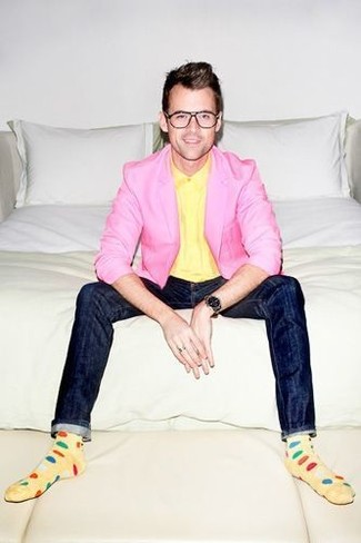 Un jean à porter avec une chemise de ville jaune