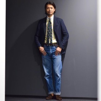 Un jean à porter avec une chemise de ville jaune