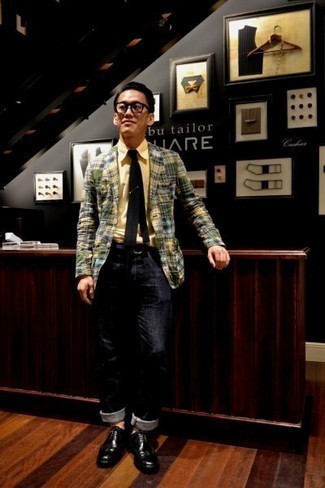 Un jean à porter avec une chemise de ville jaune
