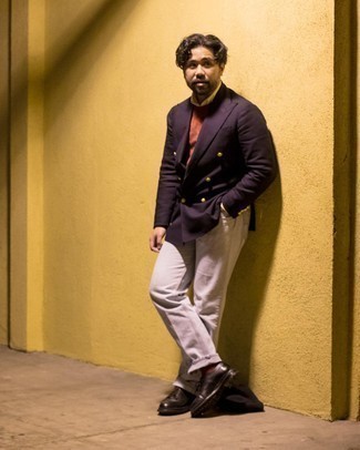Un jean à porter avec une chemise de ville jaune