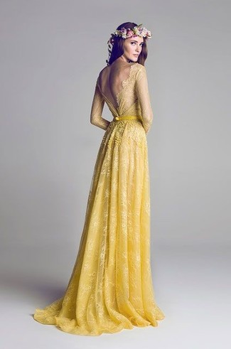 Comment porter une robe de soirée jaune