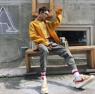 Comment porter un pull à col roulé à rayures horizontales jaune