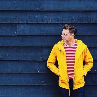 Comment porter une veste jaune pour un style decontractés quand il fait chaud