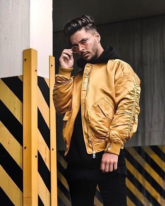 Comment porter une veste jaune quand il fait chaud