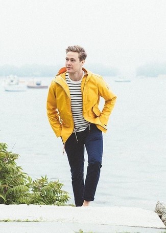 Comment porter une veste jaune pour un style decontractés quand il fait chaud