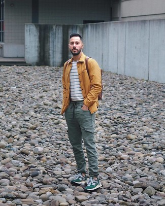 Comment porter une veste jaune pour un style decontractés quand il fait chaud