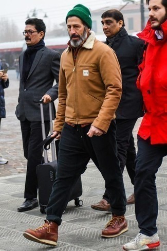 Comment porter une veste jaune pour un style chic decontractés quand il fait frais