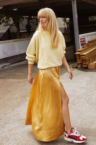 Comment porter un pull surdimensionné jaune