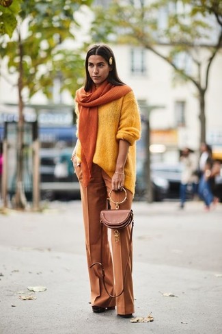 Comment porter un pull surdimensionné jaune