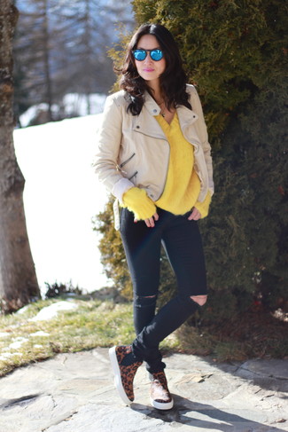 Comment porter un pull surdimensionné jaune