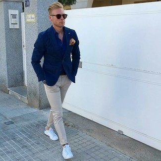 Comment porter une pochette de costume imprimée jaune