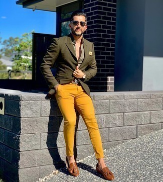 Comment porter une pochette de costume imprimée jaune