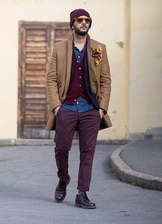Comment porter une pochette de costume imprimée jaune