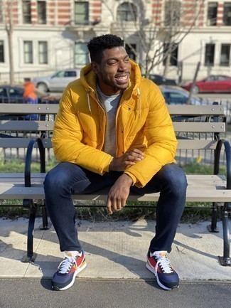 Comment porter une doudoune jaune à 20 ans