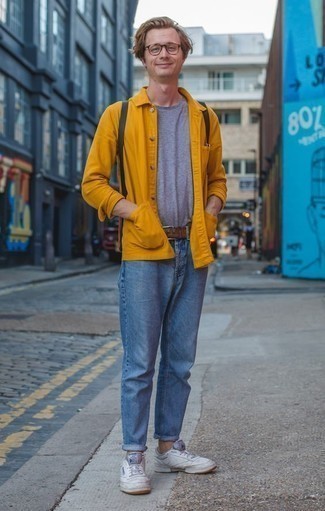 Comment porter une veste-chemise jaune après 40 ans