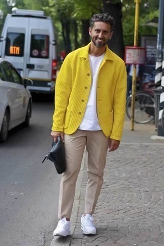 Comment porter une veste-chemise jaune après 40 ans