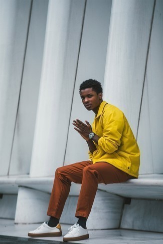 Comment porter une veste-chemise jaune à l'adolescence