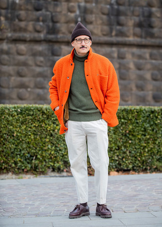 Comment porter une veste-chemise jaune après 40 ans
