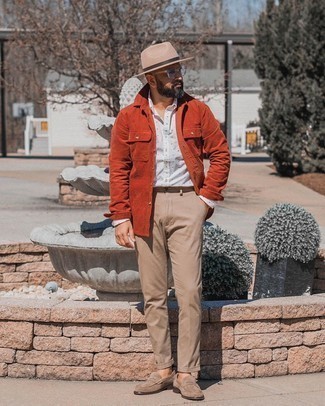 Comment porter une veste-chemise jaune après 40 ans