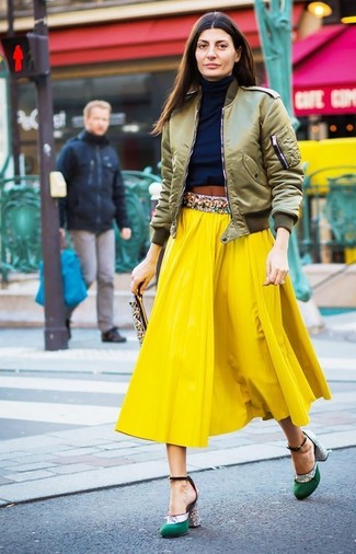 Des chaussures à porter avec une jupe jaune