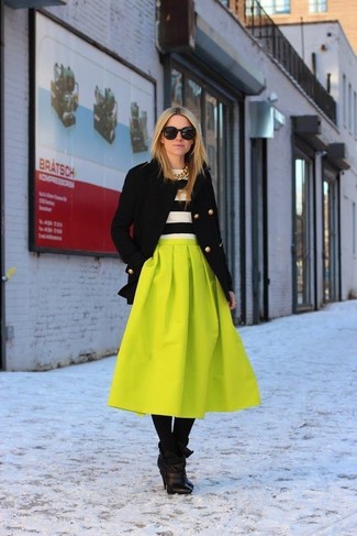 Des chaussures à porter avec une jupe jaune
