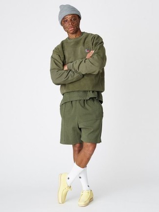 Comment porter des bottines chukka en daim jaunes