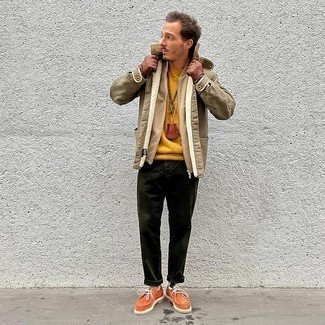 Comment porter des bottines chukka en daim jaunes