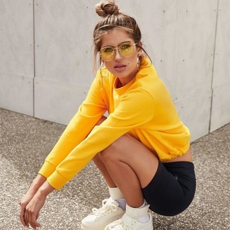 Comment porter des lunettes de soleil jaunes