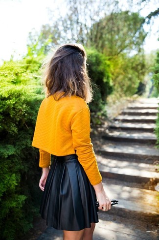 Comment porter un t-shirt jaune en été