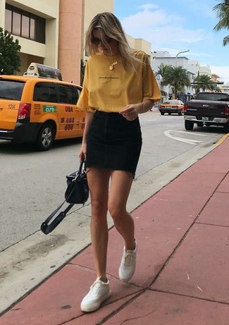 Comment porter un t-shirt jaune en été