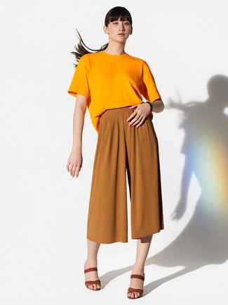Comment porter un t-shirt jaune en été